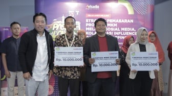 Pemimpin Redaksi Suara.com Suwarjono foto bersama dengan tiga pemenang proposal bisnis terbaik Kompetisi Proposal Bisnis Pasar Lokal Suara UMKM Volume 3 di Kantor Suara.com, Jalan Mega Kuningan, Jakarta Selatan, Jumat (10/11/2023). [Suara.com/Ramadhani Ari Nugroho]