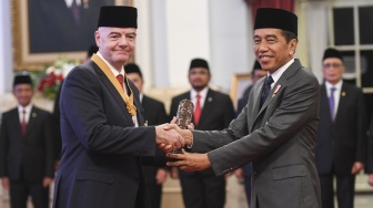 Pakai Peci Hitam, Presiden FIFA Gianni Infantino Terima Tanda Bintang Jasa dari Jokowi