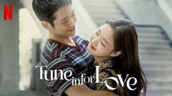 Ulasan Film Tune In For Love, Kisah Romansa Penuh Haru yang Bikin Nostalgia