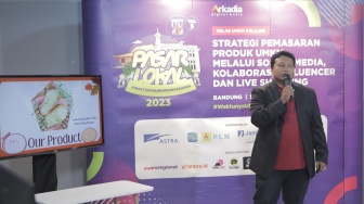 Chewy Ballsalah, Teuku Reggi Fahran, satu pemenang Proposal Bisnis Pasar Lokal Suara UMKM Volume 3 di Kantor Suara.com, Jalan Mega Kuningan, Jakarta Selatan, Jumat (10/11/2023). [Suara.com/Ramadhani Ari Nugroho]