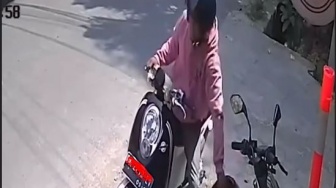 Terekam CCTV, Pria Berjaket Pink Curi Helm di Kawasan Berawa