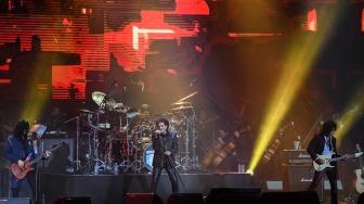 Grup musik God Bless tampil membawakan hitsnya saat Konser Emas 50 tahun di Istora Senayan, Jakarta, Jumat (10/11/2023). [ANTARA FOTO/M Risyal Hidayat/rwa]
