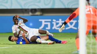 Pesepak bola Timnas Mali Mamadou Doumbia (atas) berebut bola dengan pesepak bola Timnas Uzbekistan Dilshod Abdulboriev (bawah) pada pertandingan Grup B Piala Dunia U-17 di Stadion Manahan, Solo, Jawa Tengah, Jumat (10/11/2023). [ANTARA FOTO/Mohammad Ayudha/rwa]
