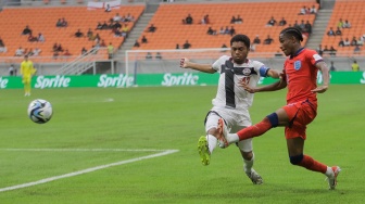 Pesepak bola Timnas Inggris U-17 Meghoma Jayden saat berebut bola dengan pemain Timnas Kaledonia Baru U-17 UPA Jytrhim pada pertandingan Grup C Piala Dunia U-17 di Jakarta International Stadium (JIS), Jakarta, Sabtu (11/11/2023). [Suara.com/Alfian Winanto]