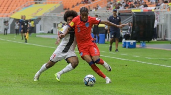 Pesepak bola Timnas Inggris U-17 Meghoma Jayden berebut bola dengab pemain Timnas Kaledonia Baru U-17 Saiko Jean Yves pada pertandingan Grup C Piala Dunia U-17 di Jakarta International Stadium (JIS), Jakarta, Sabtu (11/11/2023). [Suara.com/Alfian Winanto]