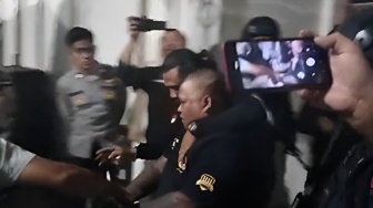 Dikawal Polisi Bersenjata, Begini Tampang Samsul Tarigan saat Diboyong dari Karo ke Medan