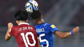 Pesepak bola timnas Indonesia Ji Da Bin (kiri) berebut bola dengan pesepak bola timnas Ekuador Juan Rodriguez pada laga Grup A Piala Dunia U-17 2023 di Stadion Gelora Bung Tomo, Surabaya, Jawa Timur, Jumat (10/11/2023). [ANTARA FOTO/Aditya Pradana Putra/aww]