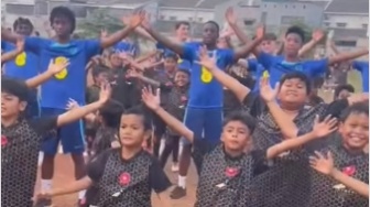 Aksi Sosial Timnas Inggris U-17 di Indonesia, Berlatih dengan SSB Lokal bagi Anak Kurang Mampu