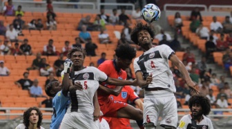Pesepak bola Timnas Inggris U-17 dan Timnas Kaledonia Baru U-17 saling berebut bola atas pada pertandingan Grup C Piala Dunia U-17 di Jakarta International Stadium (JIS), Jakarta, Sabtu (11/11/2023). [Suara.com/Alfian Winanto]