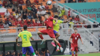 Pesepak bola Timnas Iran U-17 berebut bola atas dengan pemain Timnas Brasil U-17 pada pertandingan Grup C Piala Dunia U-17 2023 di Jakarta International Stadium (JIS), Jakarta, Sabtu (11/11/2023). [Suara.com/Alfian Winanto]
