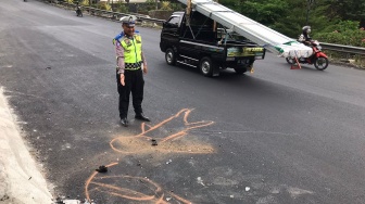 Ngeri, Detik-detik Pembonceng Sepeda Motor Terlindas Bus Pariwisata di Tikungan Patuk Gunungkidul Terekam CCTV