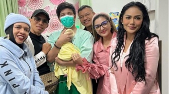 Warna Baju Geni Faruk Beda Sendiri, Diduga Masih Ngotot Aurel Hermansyah Melahirkan Bayi Laki-Laki