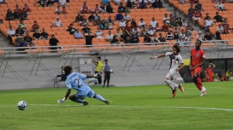 Pesepak bola Timnas Inggris U-17 Oboavwoduo Justin saat mencetak gol melewati kiper Timnas Kaledonia Baru U-17 Kutran Nicolas pada pertandingan Grup C Piala Dunia U-17 di Jakarta International Stadium (JIS), Jakarta, Sabtu (11/11/2023). [Suara.com/Alfian Winanto]