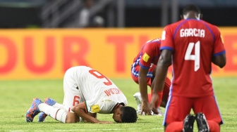 Pesepak bola Timnas Maroko Mehdi Akoumi (kiri) bersujud usai pertandingan fase Grup A Piala Dunia U-17 2023 di Stadion Gelora Bung Tomo, Surabaya, Jawa Timur, Jumat (10/11/2023).[ANTARA FOTO/Aditya Pradana Putra/rwa]
