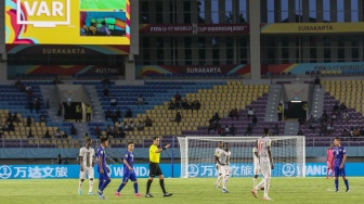 Wasit memberikan penalti untuk Timnas Mali usai mengecek VAR saat bertanding melawan Timnas Uzbekistan pada pertandingan Grup B Piala Dunia U-17 di Stadion Manahan, Solo, Jawa Tengah, Jumat (10/11/2023). [ANTARA FOTO/Mohammad Ayudha/rwa]
