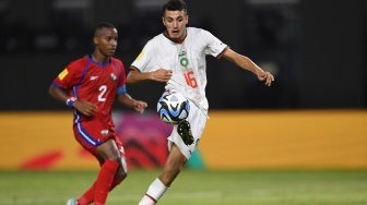 Pesepak bola Timnas Maroko Ayman Ennair (kanan) menembakkan bola ke gawang Timnas Panama dalam pertandingan fase Grup A Piala Dunia U-17 2023 di Stadion Gelora Bung Tomo, Surabaya, Jawa Timur, Jumat (10/11/2023). [ANTARA FOTO/Aditya Pradana Putra/rwa]