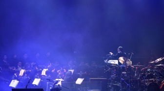 Tohpati Orchestra tampil saat mengiringi Konser Emas 50 tahun God Bless di Istora Senayan, Jakarta, Jumat (10/11/2023). [ANTARA FOTO/M Risyal Hidayat/rwa]