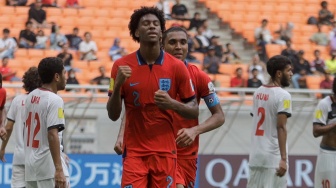 Pesepak bola Timnas Inggris U-17 Acheampong Josh-Kofi berselebrasi usai berhasil mencetak gol ke gawang Timnas Kaledonia Baru U-17 pada pertandingan Grup C Piala Dunia U-17 di Jakarta International Stadium (JIS), Jakarta, Sabtu (11/11/2023). [Suara.com/Alfian Winanto]