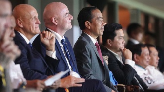 Presiden Joko Widodo bersama Presiden FIFA Gianni Infantino (kedua kiri), Ketua Umum PSSI Erick Thohir (kanan), dan Ketua Komisi Wasit Federasi sepak bola dunia (FIFA) Pierluigi Collina (kiri) menyaksikan pertandingan babak penyisihan Grup A Piala Dunia U-17 2023 antara Timnas Indonesia melawan Timnas Ekuador di Stadion Gelora Bung Tomo, Surabaya, Jawa Timur, Jumat (10/11/2023). [ANTARA FOTO/Dhemas Reviyanto/rwa]