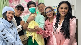Gagal Kompak Bareng 2 Besan, Alasan Lenggogeni Faruk Tak Pakai Baju Pink di Lahiran Kedua Aurel Hermansyah