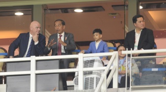 Presiden Joko Widodo (kedua kiri) didampingi Presiden FIFA Gianni Infantino (kiri) dan Ketua Umum PSSI Erick Thohir (kanan) menyaksikan laga Grup A Piala Dunia U-17 2023 antara timnas Indonesia melawan timnas Ekuador di Stadion Gelora Bung Tomo, Surabaya, Jawa Timur, Jumat (10/11/2023). [ANTARA FOTO/Ari Bowo Sucipto/aww]