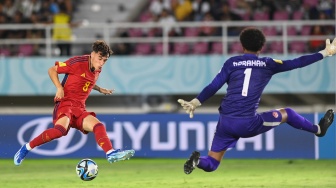 Pesepak bola Timnas Spanyol Roberto Martin (kiri) melepaskan tendangan dengan dihadang penjaga gawang Timnas Kanada Nathaniel Abraham (kanan) pada pertandingan Grup B Piala Dunia U-17 di Stadion Manahan, Solo, Jawa Tengah, Jumat (10/11/2023). [ANTARA FOTO/Mohammad Ayudha/rwa]