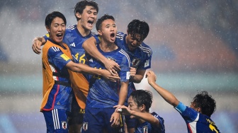 Pesepak bola Timnas Jepang Rento Takaoka (ketiga kiri) melakukan selebrasi bersama rekan-rekannya usai menjebol gawang Polandia pada pertandingan fase Grup D Piala Dunia U-17 2023 di Stadion Si Jalak Harupat, Kabupaten Bandung, Jawa Barat, Sabtu (11/11/2023). [ANTARA FOTO/Wahyu Putro A/nz]