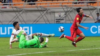 Pesepak bola Timnas Korea Selatan U-17 Kim Myeongjun gagal melewati kiper Timnas Amerika Serikat U-17 Beaudry Adam untuk mencetak gol pada pertandingan Grup E Piala Dunia U-17 2023 di Jakarta International Stadium (JIS), Jakarta, Minggu (12/11/2023). [Suara.com/Alfian Winanto]
