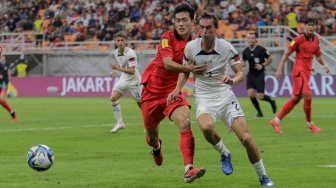 Pesepak bola Timnas Korea Selatan U-17 Kim Myeongjun berusaha melewati pemain Timnas Amerika Serikat U-17 Verhoeven Oscar pada pertandingan Grup E Piala Dunia U-17 2023 di Jakarta International Stadium (JIS), Jakarta, Minggu (12/11/2023). [Suara.com/Alfian Winanto]
