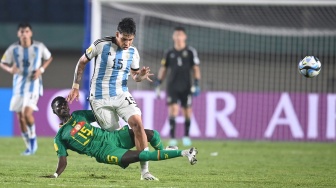 Pesepak bola Timnas Senegal Mamadou Gning (kiri) melakukan tackling pesepak bola Argentina Juan Gimenez pada pertandingan fase Grup D Piala Dunia U-17 2023 di Stadion Si Jalak Harupat, Kabupaten Bandung, Jawa Barat, Sabtu (11/11/2023). [ANTARA FOTO/Wahyu Putro A/nz]