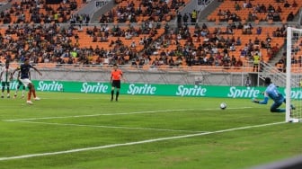 Pesepak bola Timnas Prancis U-17 Tincres Joan saat mencetak gol ke gawang Timnas Burkina Faso U-17 melalui pinalti pada pertandingan Grup E Piala Dunia U-17 2023 di Jakarta International Stadium (JIS), Jakarta, Minggu (12/11/2023). [Suara.com/Alfian Winanto]