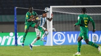 Pesepak bola Timnas Argentina Ulises Gimenez (kedua kiri) berebut bola di udara dengan pesepak bola Timnas Senegal Amara Diouf (kiri) saat pertandingan babak penyisihan Grup D Piala Dunia U-17 2023 di Stadion Si Jalak Harupat, Kabupaten Bandung, Jawa Barat, Sabtu (11/11/2023). [ANTARA FOTO/M Agung Rajasa/nz]