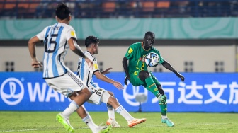 Pesepak bola Timnas Senegal Clayton Diandy (kanan) berusaha menggiring bola dibayangi pesepak bola Argentina Dylan Gorosito (kedua kiri) dan Juan Gimenez (kiri) saat pertandingan babak penyisihan Grup D Piala Dunia U-17 2023 di Stadion Si Jalak Harupat, Kabupaten Bandung, Jawa Barat, Sabtu (11/11/2023). [ANTARA FOTO/Wahyu Putro A/nz]