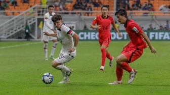 Pesepak bola Timnas Amerika Serikat U-17 Harangi Aiden berusaha melewati pemain Timnas Korea Selatan U-17 pada pertandingan Grup E Piala Dunia U-17 2023 di Jakarta International Stadium (JIS), Jakarta, Minggu (12/11/2023). [Suara.com/Alfian Winanto]