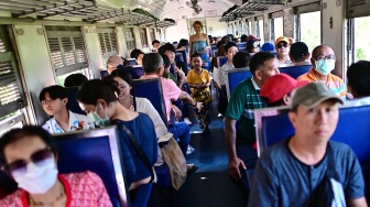 Wisatawan menaiki "Kereta Apung" yang menuju Bendungan Pasak Jolasid, Provinsi Lopburi, Thailand, Sabtu (4/11/2023). [MANAN VATSYAYANA / AFP]