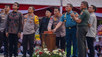 Kapolri Jenderal Pol Listyo Sigit Prabowo (keempat kanan) bersama Panglima TNI Laksamana TNI Yudo Margono (ketiga kanan), didampingi Kapolda Jateng Irjen Pol Ahmad Luthfi (ketiga kiri), Pangdam IV Diponegoro Mayor Jenderal TNI Widi Prasetijono (kedua kanan), Walikota Pekalongan Afzan Arslan Djunaid (kanan), ulama Habib Muhammad Luthfi bin Ali bin Yahya (keempat kiri) dan cucu Hoegeng Krisnadi Ramajaya Hoegeng (kedua kiri) secara simbolis menekan tombol saat meresmikan Monumen Jenderal Polisi Hoegeng Iman Santoso di Kawasan Stadion Hoegeng, Pekalongan, Jawa Tengah, Sabtu (11/11/2023). [ANTARA FOTO/Harviyan Perdana Putra/nz