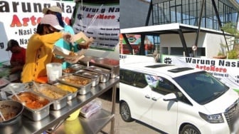 Orang Tajir Ponorogo Jualan Nasi Langgi Pakai Alphard, Meja Dagangan Jadi Gunjingan: Standar Hotel