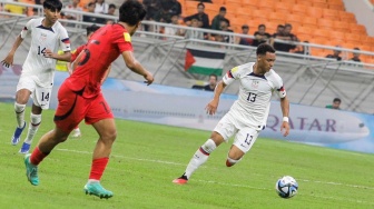 Pesepak bola Timnas Amerika Serikat U-17 Miller Peyton menggiring bola melewati Timnas Korea Selatan U-17 pada pertandingan Grup E Piala Dunia U-17 2023 di Jakarta International Stadium (JIS), Jakarta, Minggu (12/11/2023). [Suara.com/Alfian Winanto]