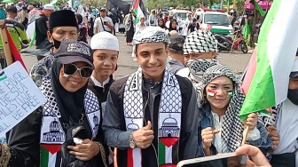 Cerita Warga Gaza yang Hadir pada Aksi Bela Palestina di Bekasi: Saya Tak Tahu Kabar Orang Tua