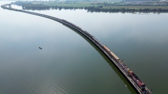 Foto udara menunjukkan wisata "Kereta Apung" di tengah Bendungan Pasak Jolasid, Provinsi Lopburi, Thailand, Sabtu (4/11/2023). [MANAN VATSYAYANA / AFP]