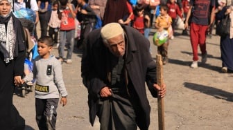 Ribuan warga Palestina meninggalkan Gaza bagian utara menuju wilayah selatan dengan berjalan kaki ditengah serangan Israel pada Jumat (10/11/2023). [MAHMUD HAMS/AFP]