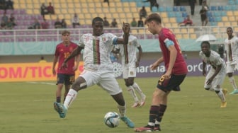 Gelandang Timnas Mali U-17, Ibrahim Diarra mengadang pemain Spanyol, Pau Prim dalam matchday kedua Grup B Piala Dunia U-17 2023 di Stadion Manahan, Solo, Senin (13/11/2023). [Suara.com/Ronald Seger Prabowo]