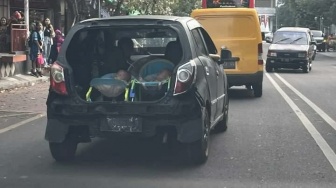 Pengendara di Solo Letakkan 2 Bayi di Bagasi Mobil Tanpa Pintu, Aksinya Tuai Kritik Keras