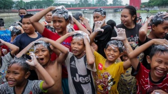 Intip Tradisi Kramas Massal di Sungai Cisadane, Tradisi Turun Temurun Warga Babakan Tangerang