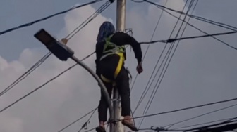 Seorang Petugas PLN Kesetrum Saat Instalasi Kabel Di Matraman, Korban Sempat Tergantung Di Tiang Listrik