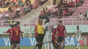 Striker Timnas Mali U-17, Mamadou Doumbia mendapat kartu merah melawan Spanyol dalam matchday kedua Grup B Piala Dunia U-17 2023 di Stadion Manahan, Solo, Senin (13/11/2023). [Suara.com/Ronald Seger Prabowo]