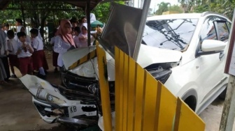 3 Sepeda Motor Rusak Usai Sebuah Mobil Tabrak Pagar SDN 14 Delta Pawan Ketapang Kalbar