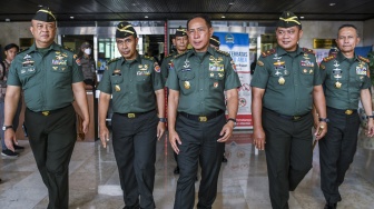 Kasad yang merupakan calon Panglima TNI Jenderal TNI Agus Subiyanto (tengah) berjalan meninggalkan gedung DPR usai mengikuti uji kelayakan dan kepatutan calon Panglima TNI di Kompleks Parlemen, Jakarta, Senin (13/11/2023). [ANTARA FOTO/Galih Pradipta]