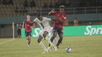 Striker Timnas Spanyol U-17, Igor Oyono berusaha melewati pemain Mali dalam matchday kedua Grup B Piala Dunia U-17 2023 di Stadion Manahan, Solo, Senin (13/11/2023). [Suara.com/Ronald Seger Prabowo]