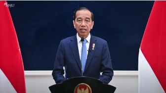 Jokowi Lantik Ridwan Mansyur Sebagai Hakim MK dan Irjen Pol Marthinus Hukom Jadi Kepala BNN Hari Ini